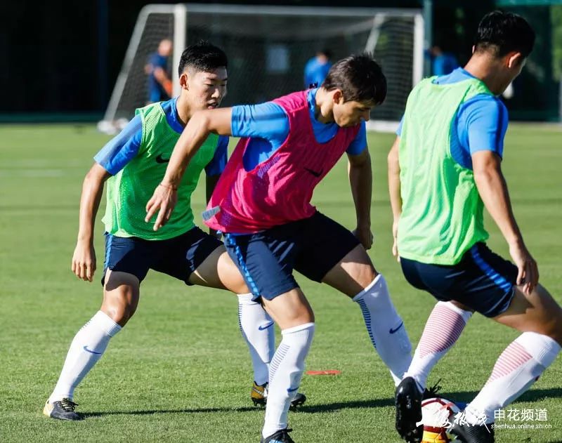九游娱乐下载-上海申花训练开放日；窗口期扳平良机引欢呼；欧冠在即；更衣室氛围转暖的简单介绍